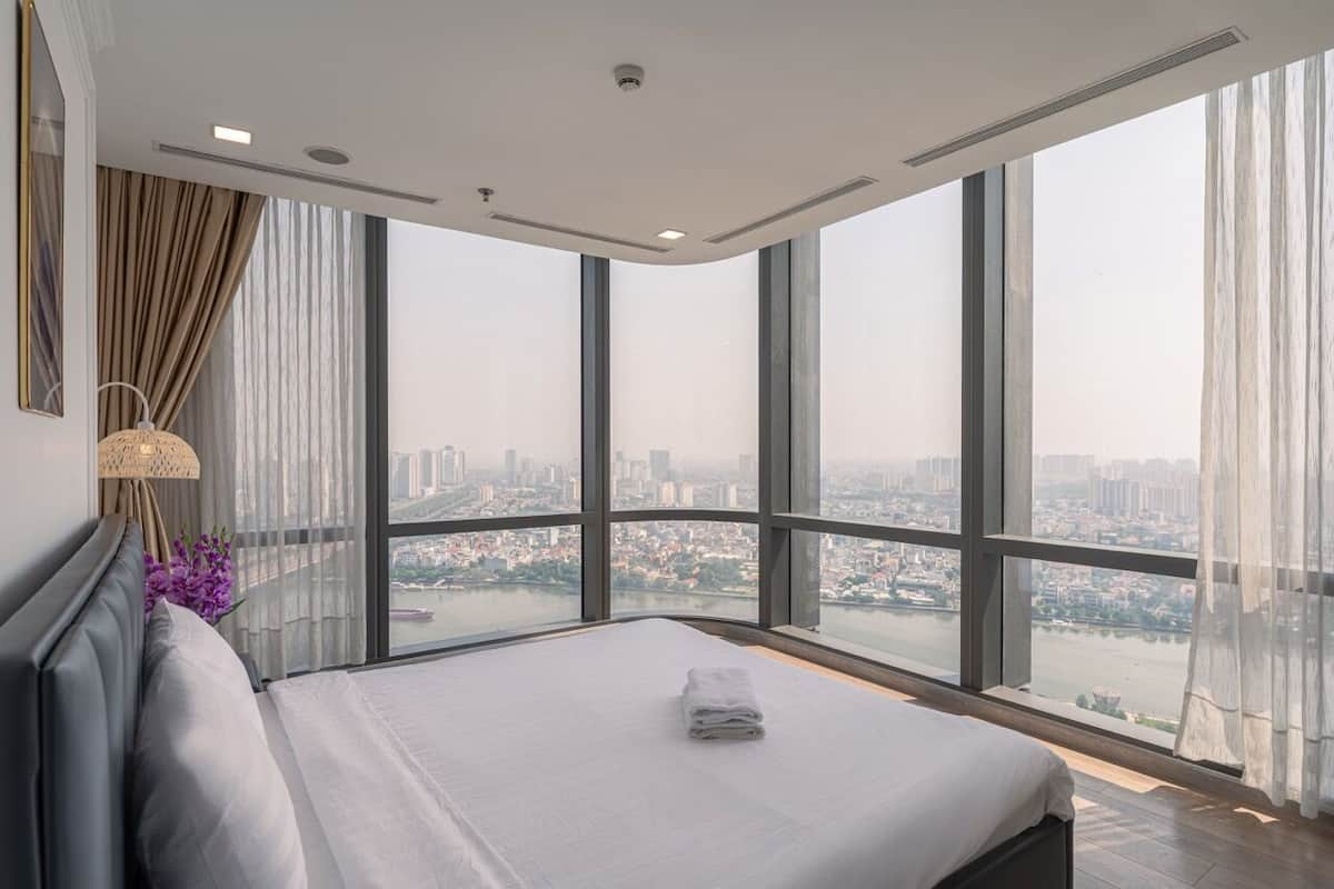Deluxe Apartment, 4 Bedrooms, Balcony, River View | Premium bedding, Select Comfort beds, in-room safe