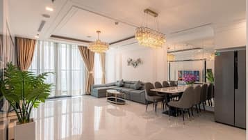 Apartamento luxo, 4 quartos, sacada, vista para o rio | Área de estar | Smart TV 32 polegadas com canais digitais, TV