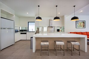 Frigorífico, microondas, horno y placa de cocina