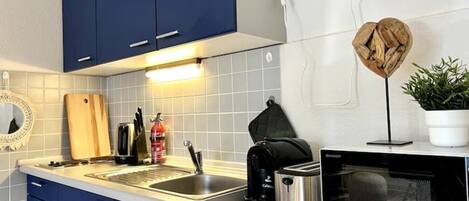 Réfrigérateur, micro-ondes, plaque de cuisson, cafetière/bouilloire