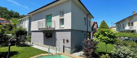 Una piscina al aire libre