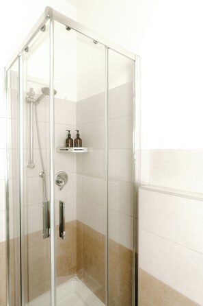 Haartrockner, Bademäntel, Bidet, Handtücher