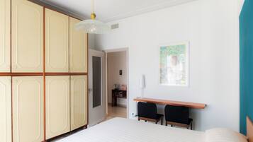 3 bedrooms, desk, iron/ironing board, travel cot