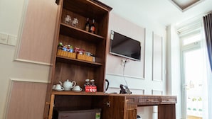 Rom – premium, 2 queensize-senger, balkong, byutsikt | Minibarvarer (inkludert), safe på rommet og skrivebord