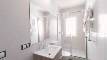 Dobbeltrom, balkong | Bad | Dusj, toalettartikler (inkludert), hårføner og håndklær