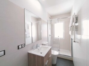 Tweepersoonskamer, balkon | Badkamer | Een douche, gratis toiletartikelen, een haardroger, handdoeken