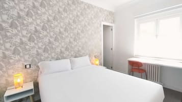 Eenvoudige kamer | Hypoallergeen beddengoed, donsdekens, een bureau, een laptopwerkplek