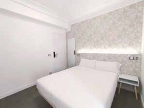 Hypo-allergenic bedding, down comforters, desk, laptop workspace - Hostal Gonzala by gaiarooms  (Salamanca)