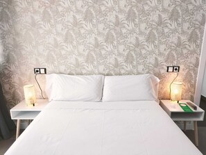 Hypo-allergenic bedding, down comforters, desk, laptop workspace - Hostal Gonzala by gaiarooms  (Salamanca)