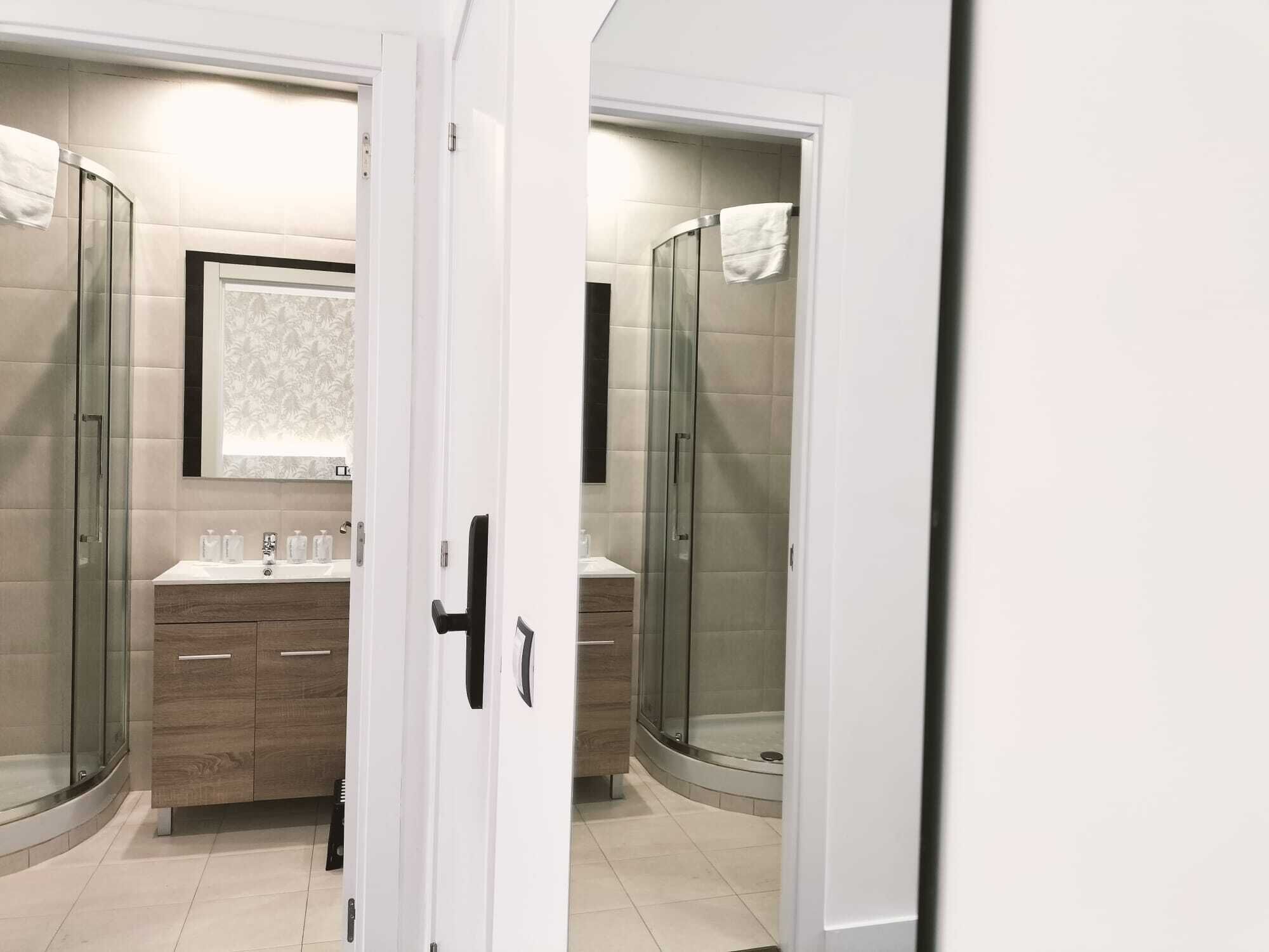 Double Room | Bathroom | Shower, free toiletries, hair dryer, towels