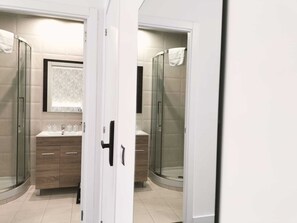 Habitación doble | Baño | Ducha, artículos de higiene personal gratuitos y secador de pelo