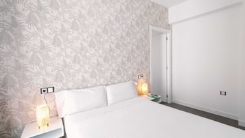 Comfort kamer | Hypoallergeen beddengoed, donsdekens, een bureau, een laptopwerkplek