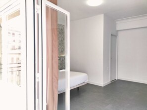 Hypo-allergenic bedding, down comforters, desk, laptop workspace - Hostal Gonzala by gaiarooms  (Salamanca)