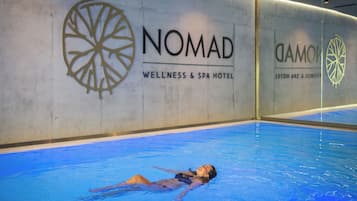 Inomhuspool och solstolar