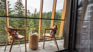 Habitación superior, vista a la montaña | Caja de seguridad en la habitación y escritorio