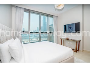 Caja de seguridad en la habitación y tabla de planchar con plancha