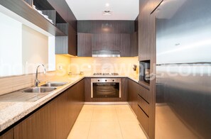 Appartamento familiare | Cucina privata | Frigorifero, microonde, tavolo da pranzo