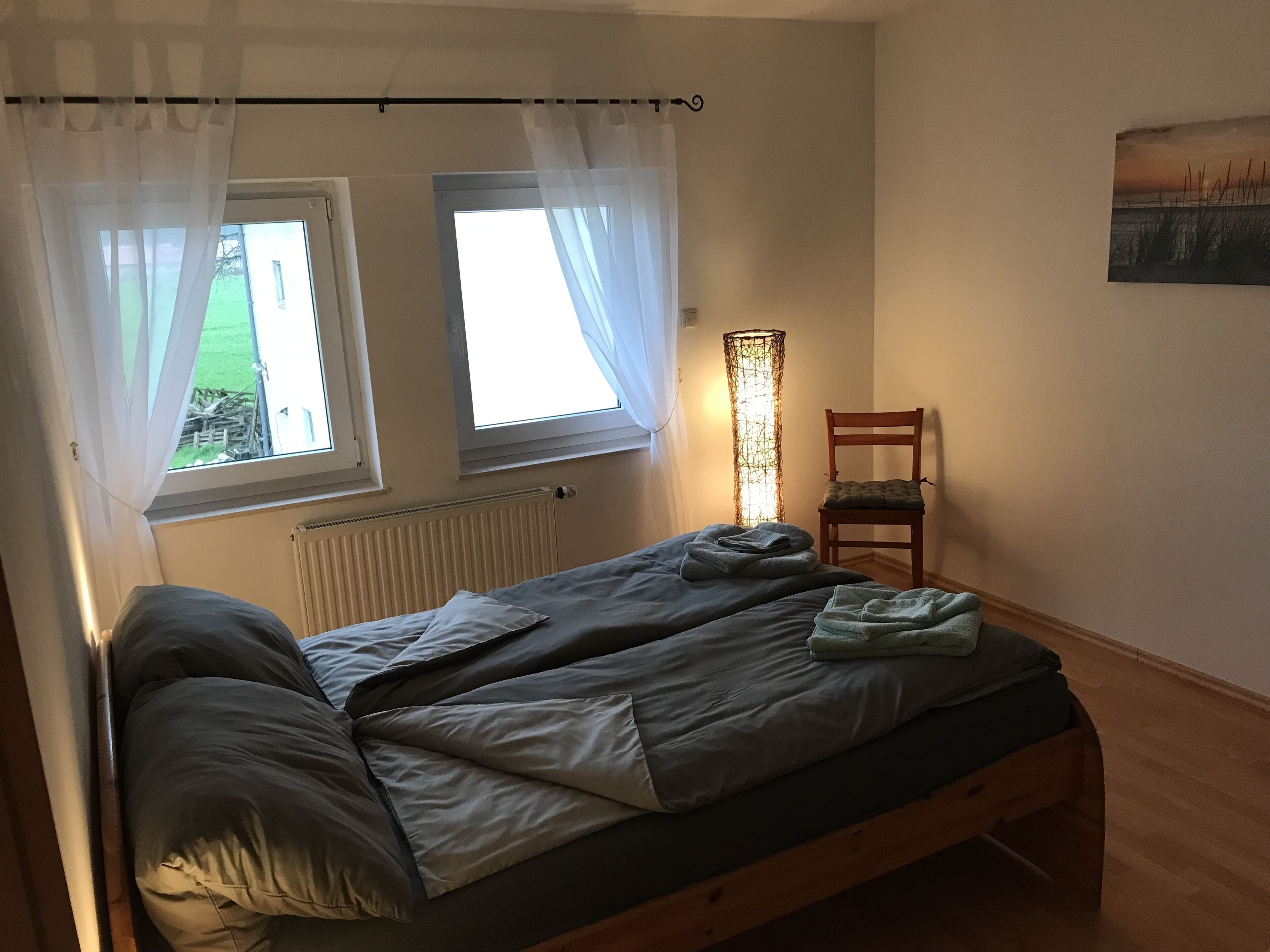 1 chambre, bureau, fer et planche à repasser, lit parapluie