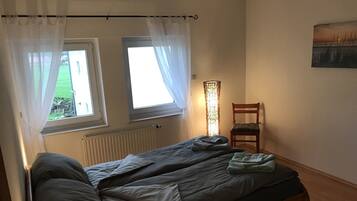 1 chambre, bureau, fer et planche à repasser, lit parapluie