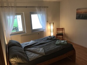 1 dormitorio, escritorio, tabla de planchar con plancha y cuna de viaje