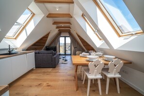 Apartment (D13) | Living area | Flat-screen TV, ping pong