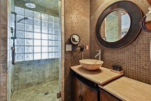 Een douche, een haardroger, handdoeken