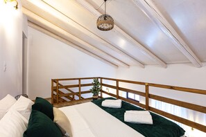 3 slaapkamers, een bureau, een strijkplank/strijkijzer, reisbedje