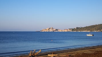 Una spiaggia nelle vicinanze