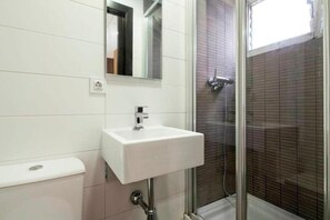 Standard Room | Bathroom - Hostal Putxet by gaiarooms (Barcelona)