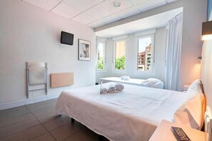 Habitación triple | Edredón, insonorización, wifi gratis y ropa de cama 