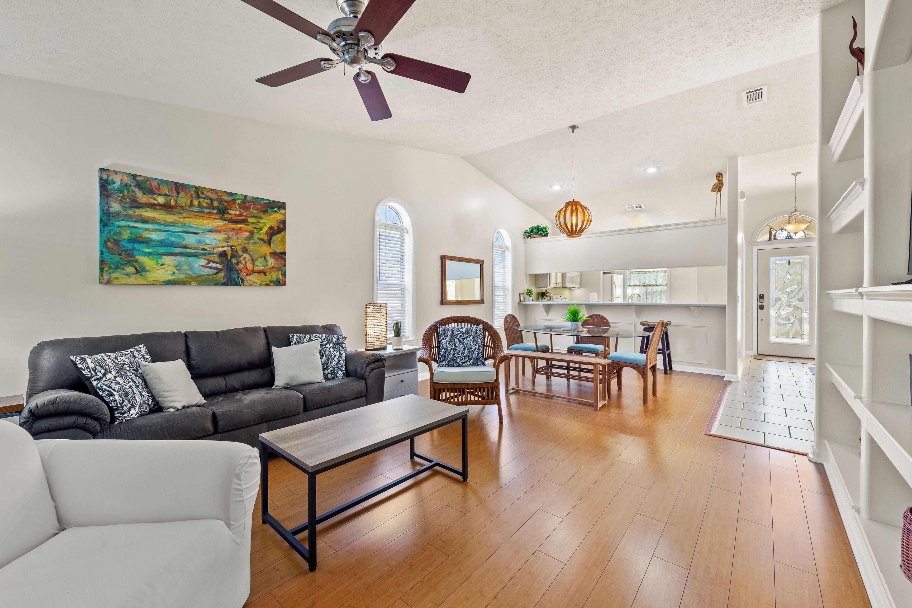 獨棟房屋, 多張床, 庭院, 花園景觀 | 起居區 | 40-吋電視，提供數位頻道