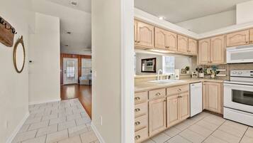 House, Multiple Beds, Patio, Garden View | Private kitchen | Fridge, microwave, oven, stovetop