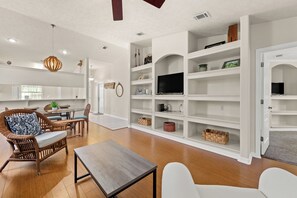 하우스, 침대(여러 개), 파티오, 정원 전망 | 거실 공간 | 디지털 채널 시청이 가능한 40인치 TV