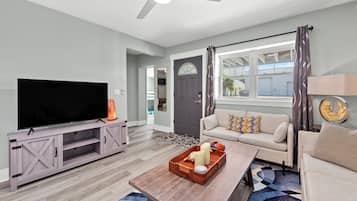 Apartment, Mehrere Betten, Balkon, Gartenblick | Wohnbereich | Fernseher