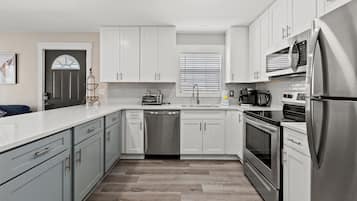 Apartemen, Beberapa Tempat Tidur, patio, pemandangan kebun | Dapur pribadi | Lemari es, microwave, oven, dan kompor