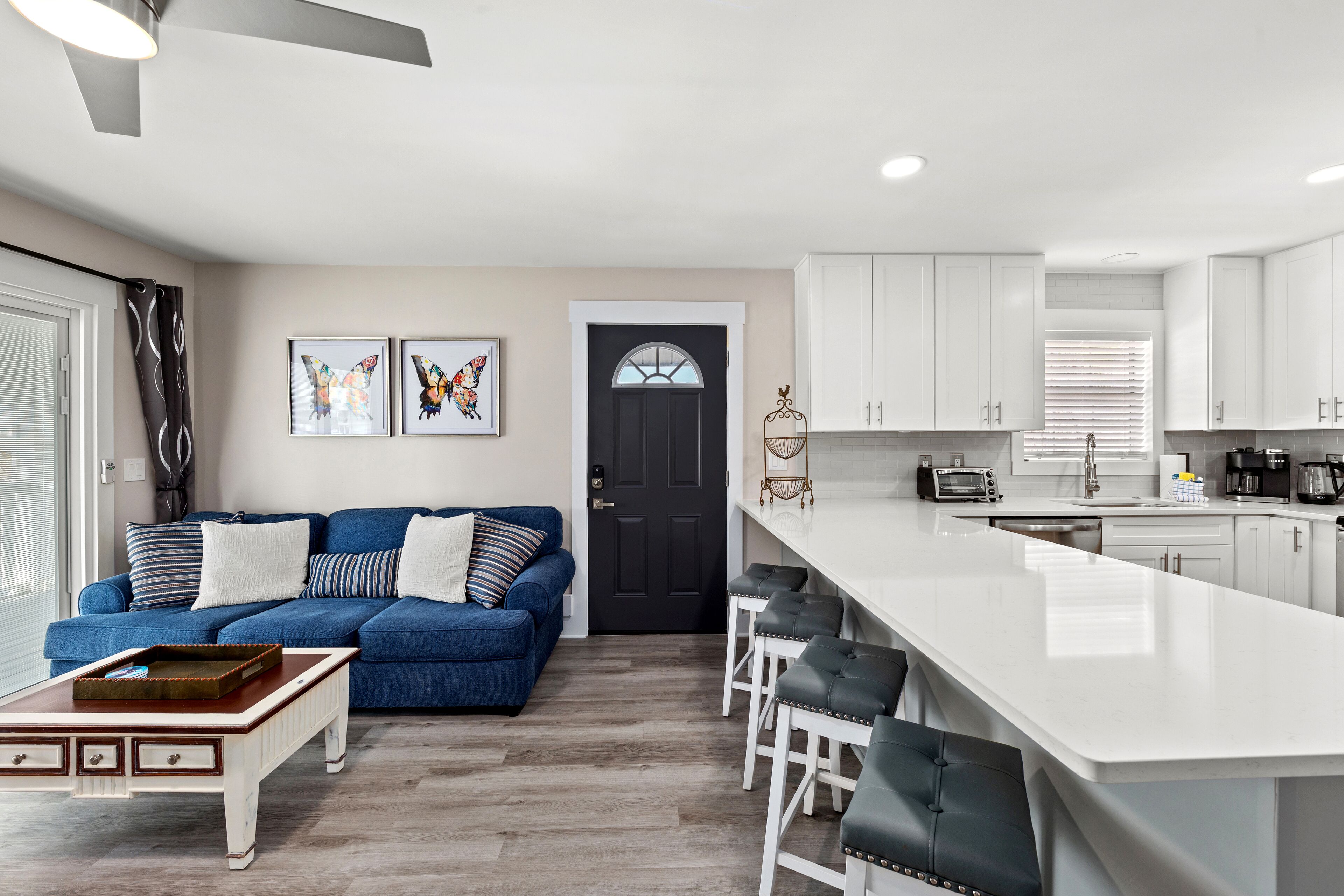 Apartamento, várias camas, varanda, vista para o jardim | Área de estar | TV