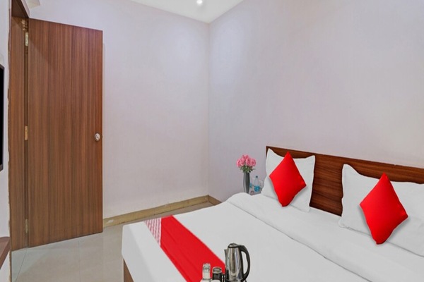 Deluxe Room | 1 bedroom, desk, WiFi (free)