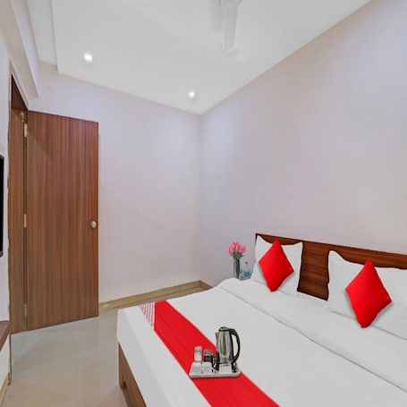 Deluxe Room | 1 bedroom, desk, free WiFi. Hotel Residency