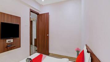 Deluxe Room | 1 bedroom, desk, free WiFi