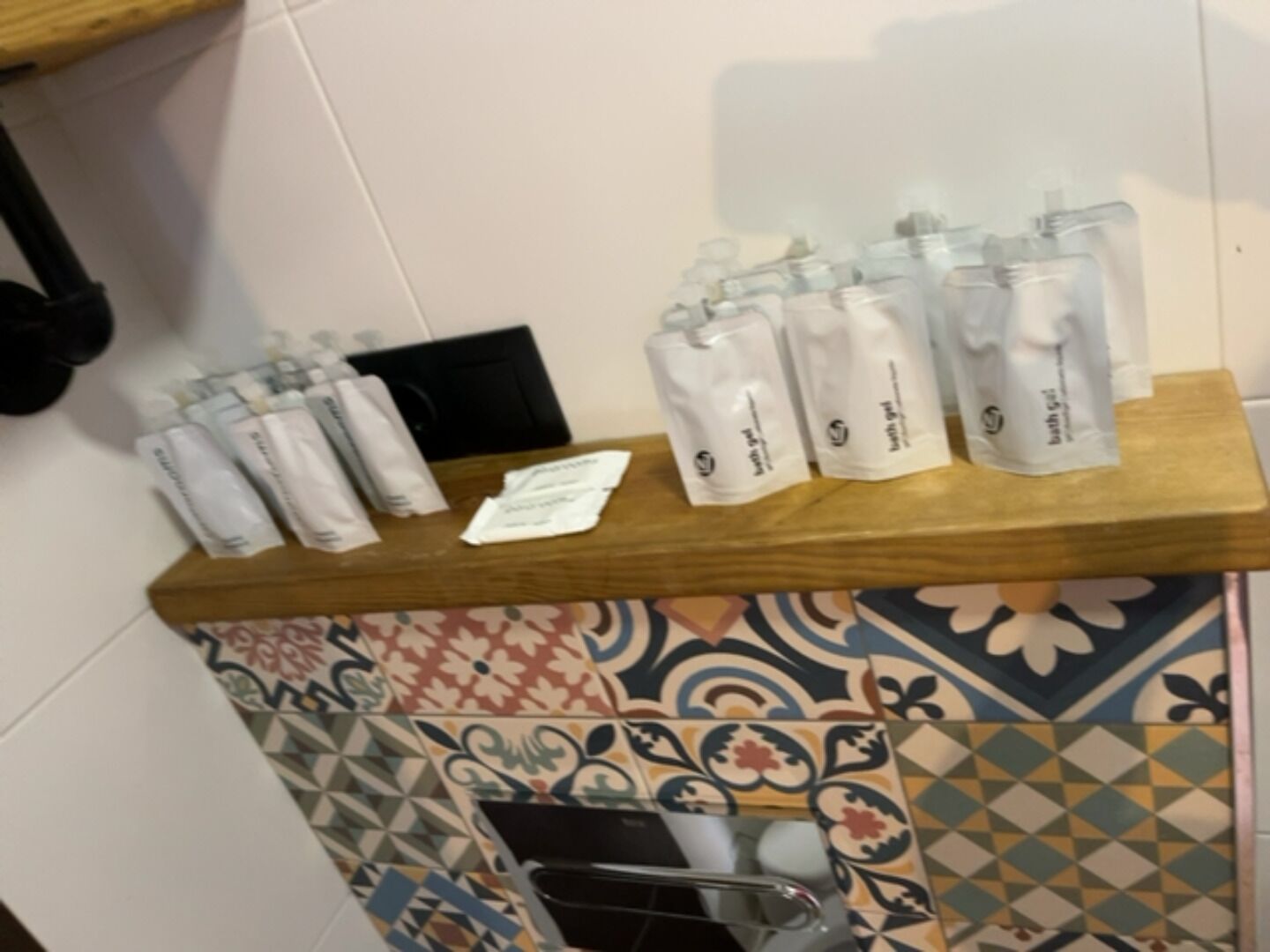 Una encimera de cocina con distintos artículos de aseo y un papel sobre ella.