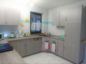 ثلاجة، ميكروويف، فرن، موقد طهي مسطح