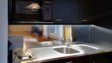 Coffee/tea maker, fridge, microwave, oven