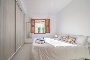 4 chambres, fer et planche à repasser, accès au Wi-Fi (inclus)