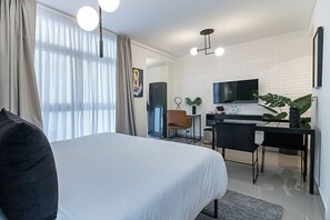 Een bureau, een strijkplank/strijkijzer, gratis wifi, beddengoed
