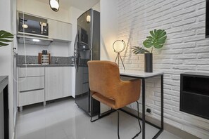 Refrigerador, microondas, placa de cocina, cafetera/tetera