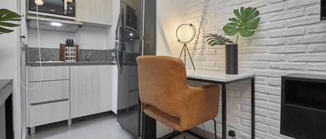 Køleskab, mikrobølgeovn, kogeplade, kaffe-/temaskine