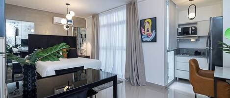 Een bureau, een strijkplank/strijkijzer, gratis wifi, beddengoed