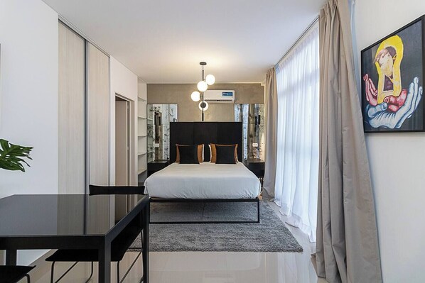 Escritorio, tabla de planchar con plancha, wifi gratis y ropa de cama 