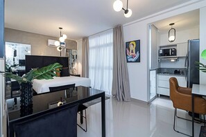 Escritorio, tabla de planchar con plancha, wifi gratis y ropa de cama 