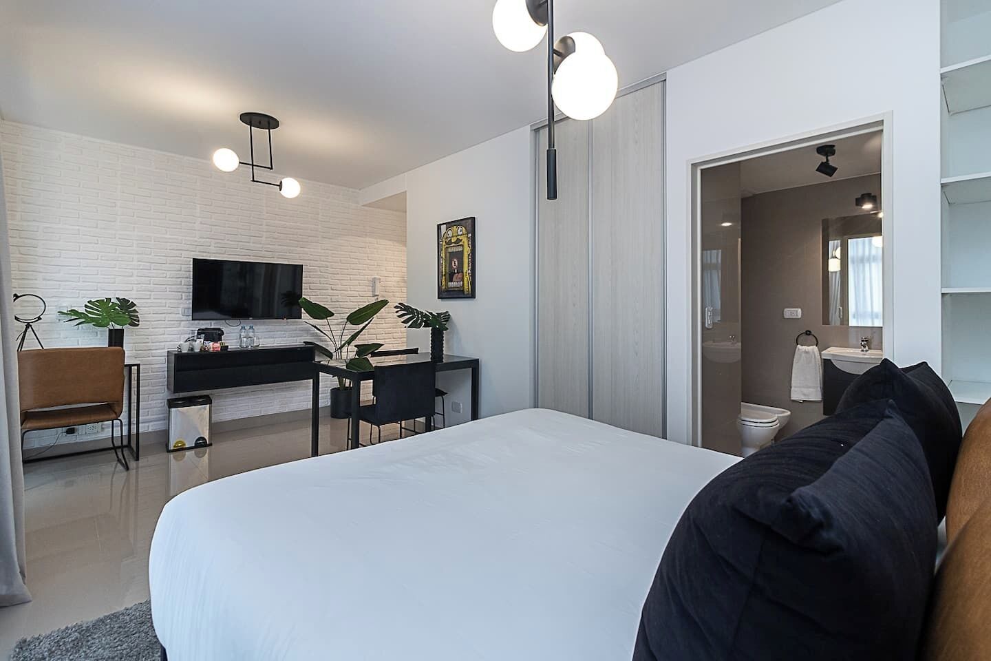 Een bureau, een strijkplank/strijkijzer, gratis wifi, beddengoed